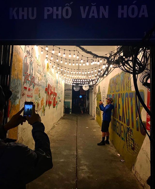 _GregBlack_'s tweet photo. #peopletakingpicturesofpeopletakingpictures #vietnam 📸: @seannexlab https://t.co/uAR5MoQDWN https://t.co/sessBeMUTr