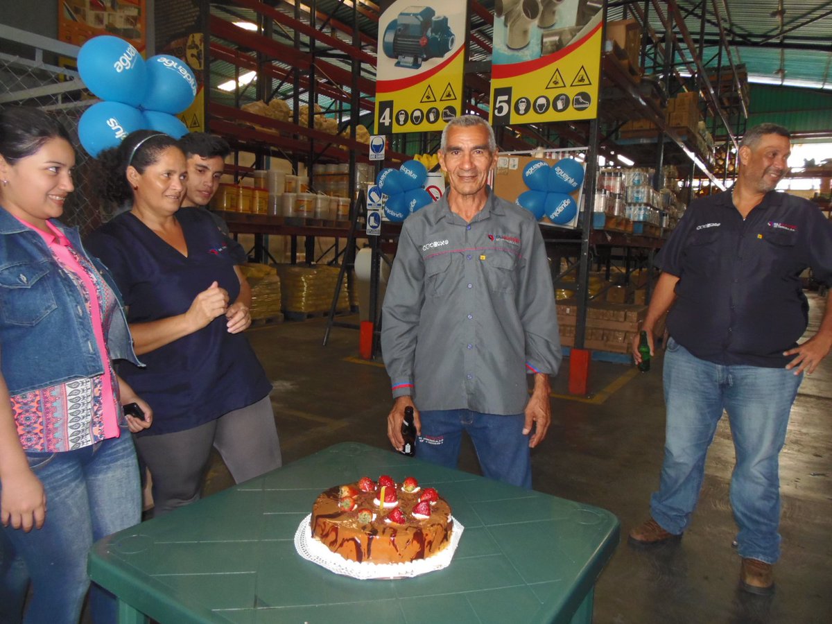 SumayorVE's tweet photo. Celebrando el Cumpleaños del Sr Eulogio en @SumayorVE Compartir y Homenajear a Nuestros Trabajadores es de #SuMayorImportancia https://t.co/Jf3Car0AgN