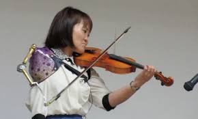 NipPopOfficial's tweet photo. Manami Ito è una delle nuotatrici paralimpiche più promettenti del Giappone, ma è anche un'abile violinista che usa la sua arte per sensibilizzare i giovanissimi delle scuole sul tema della disabilità. https://t.co/b1029FGJgS https://t.co/J5kG6qLvpD