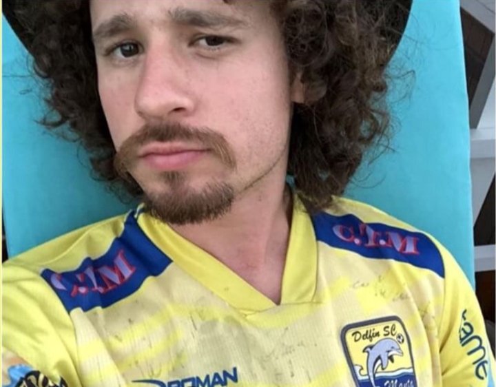CarlosLuis82's tweet photo. Aquí vemos que @LuisitoComunica muestra las camisetas de los equipos que han perdido finales con el @CSEmelec https://t.co/2g8m2QQOSK