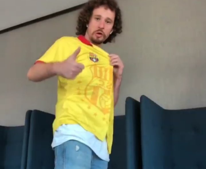 Aquí vemos que <a href="/LuisitoComunica/">Luisillo El Pillo</a> muestra las camisetas de los equipos que han perdido finales con el <a href="/CSEmelec/">Club Sport Emelec</a>