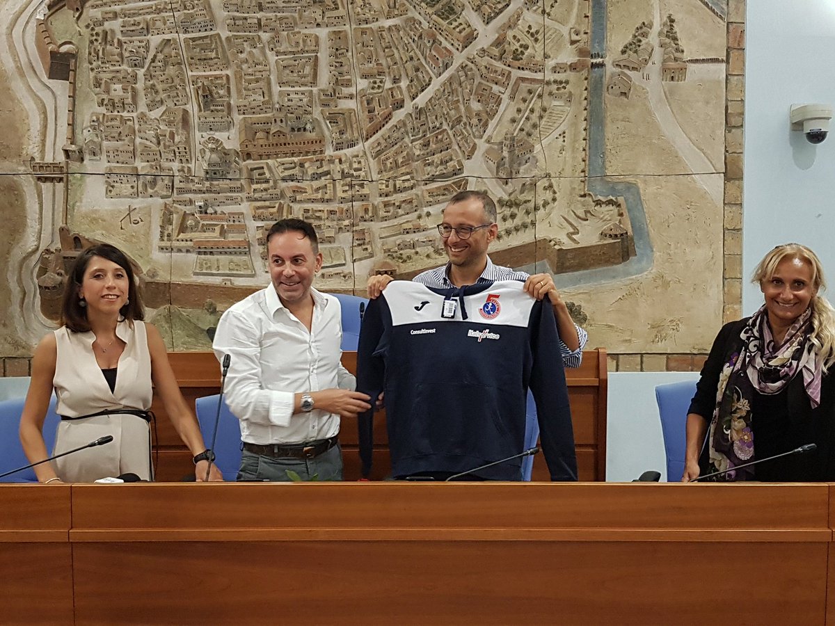 matteoricci's tweet photo. #cittàdellosport Il PalaD, casa dell' #Italservice Pesaro Calcio a 5, sarà intitolato a Nino Pizza.Altra operazione di co-marketing su impianto sportivo.Grazie al presidente Lorenzo Pizza e alla famiglia Italservice che continua a credere fortemente nello sport pesarese #wepesaro https://t.co/ZaSN84ImA2