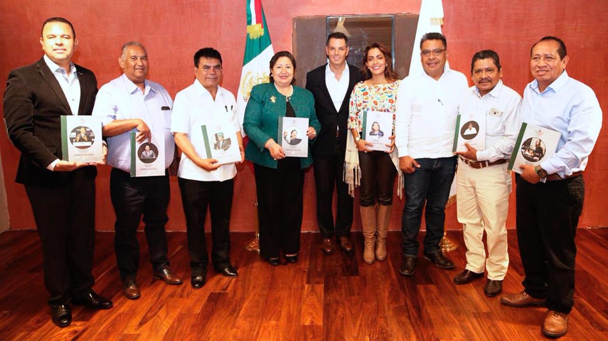 alejandromurat's tweet photo. Me reuní con los ex Diputados Federales de la LXIII legislatura, quienes siempre brindaron su apoyo a esta administración para impulsar el desarrollo del Estado. Seguiremos trabajando en equipo por los oaxaqueños. https://t.co/CkxazDfZdi