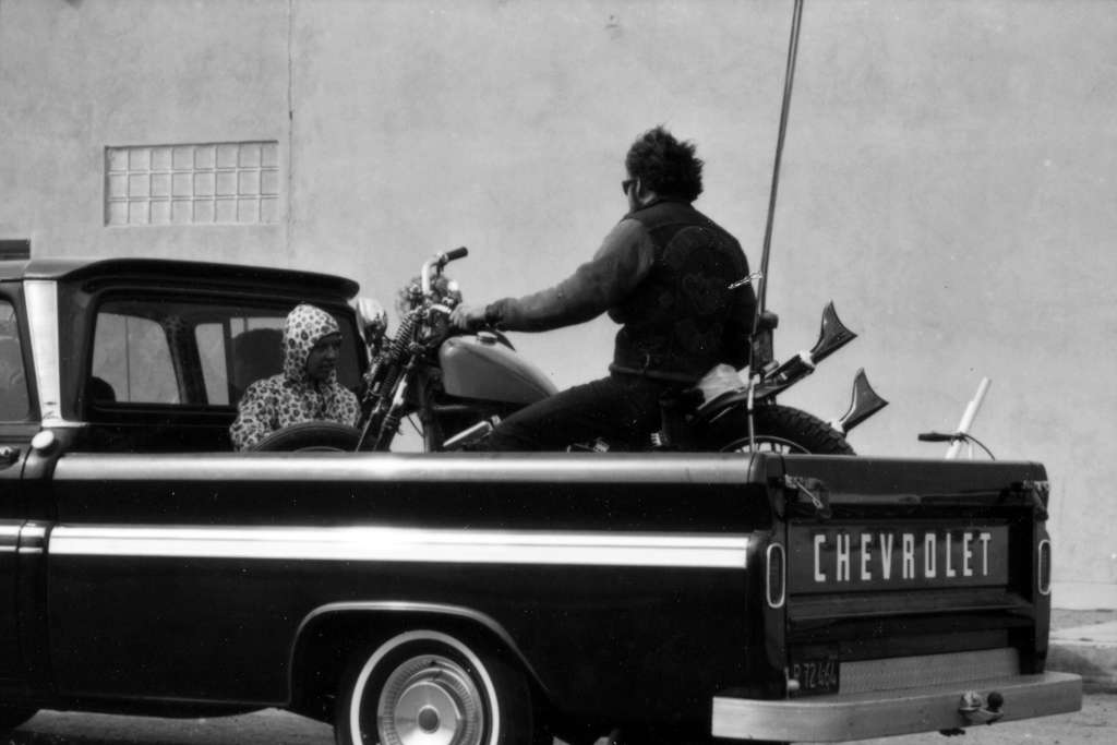 DesguaceBiker's tweet photo. Un miembro de Hells Angels con una motocicleta viajando en un vehículo Chevrolet en Bakersfield, CA en 1965 https://t.co/5u7DzTvJFt #DesguaceWeb #HellsAngelsOfSanBerdoo65 #BillRay #HellsAngels #Chevrolet #Bakersfield #culturabiker #fotografiabiker https://t.co/qH3rEAQf2Q