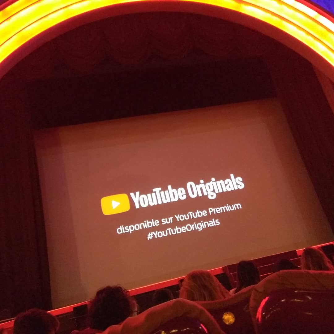 En direct du Grand Rex ce soir, on vient de livrer une boîte de petits gâteaux au staff :)