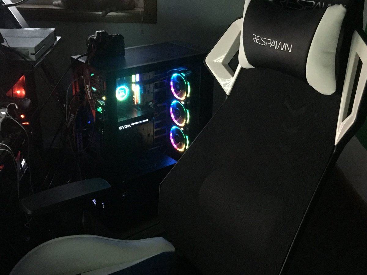 RESPAWNProducts's tweet photo. The best part about the #RESPAWN200 in white? Looks great with all LED colors.💡
Thanks for sending us your battlestation, @Lostsoulbrand! https://t.co/9yu56VyhQr