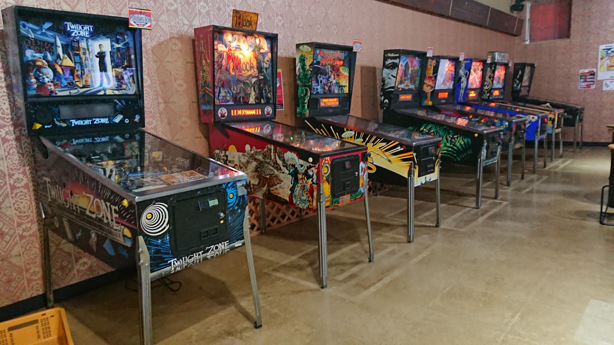 クノ ふじみ野にあるアミューズメントフィールド バイヨン ズラリと並ぶピンボールマシンやブラストシティは壮観 レトロゲーム T Co Hegcardahi Twitter