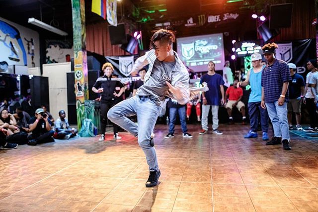 krysada_binly's tweet photo. The Lean Back Special
Photo by @adam_adolphus
#bboy #bboys #bboylancer #thecalamities @killaforniacrew #naughtyboys #badwolf #dancing #movement #music #hiphop #style #SanDiego https://t.co/sQtV7Cyug1 https://t.co/q1Zul1T2oI