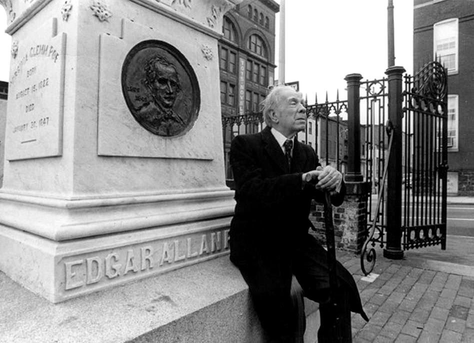 Archivos de la Historia on X: "Jorge Luis Borges en la tumba de Edgar Allan Poe en Baltimore, 1983. t;
