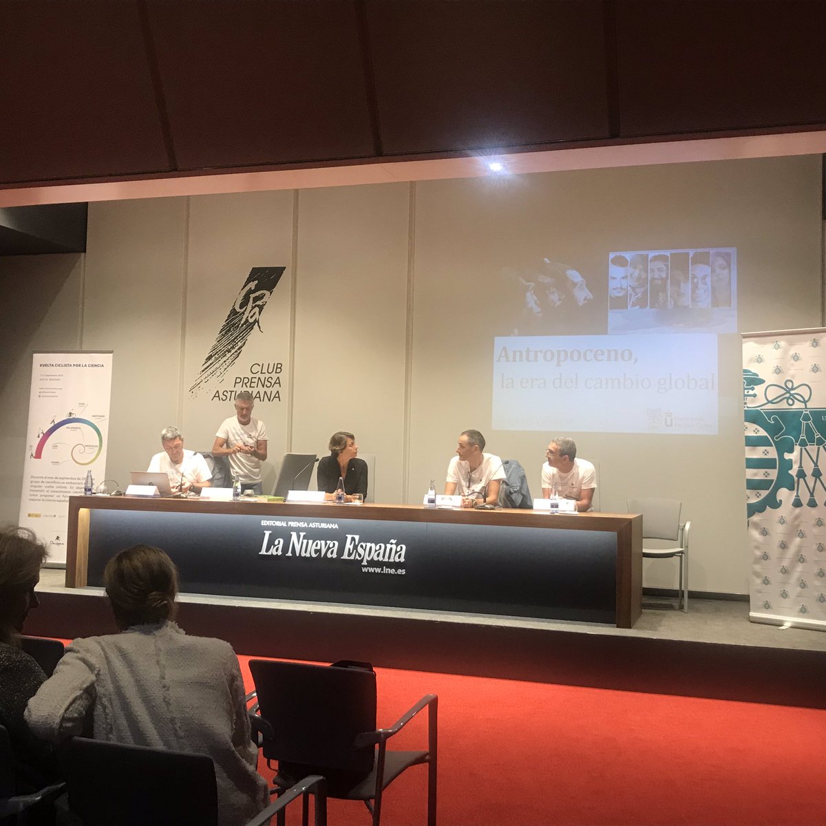 UOdivulga's tweet photo. Arranca la mesa redonda de la Vuelta Científica por la Ciencia en el @ClubprensaLNE #Oviedo @CienciaVuelta #VCC18 https://t.co/omPAgjatBe