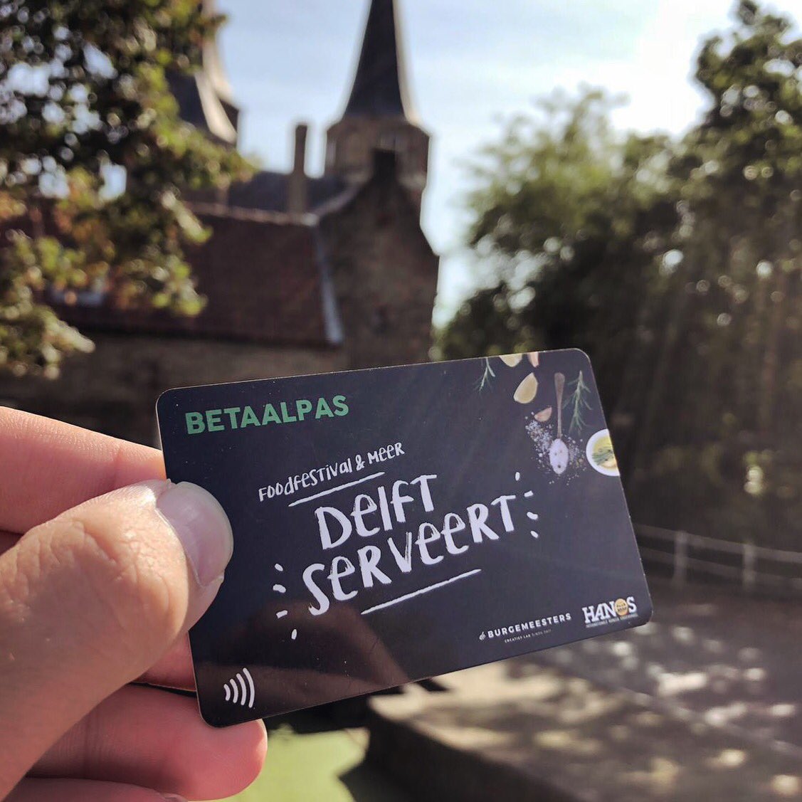 Wist je dat? Tijdens Delft Serveert betaal je dit jaar niet meer met munten, maar met een digitale betaalpas. Opwaarderen doe je bij de kassa op het terrein of gemakkelijk online. Wel zo handig. 👌