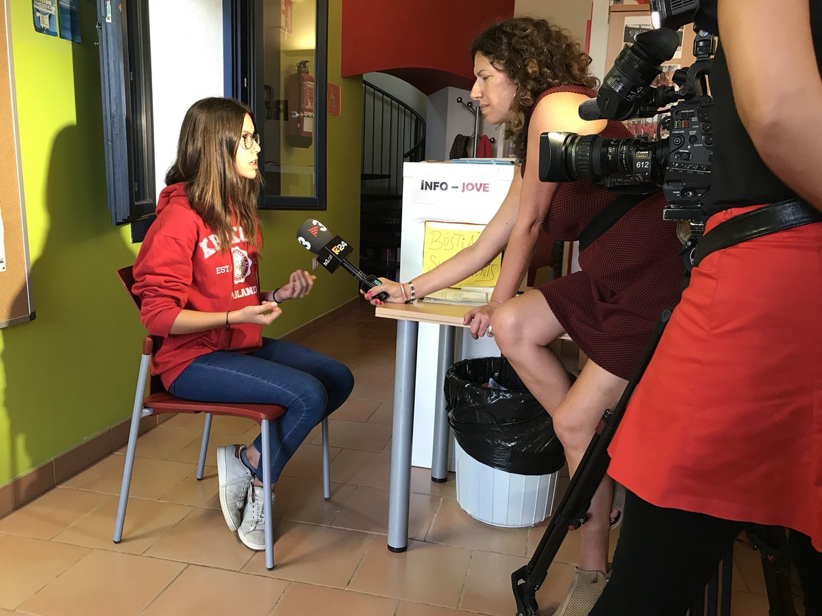 AjCMalavella's tweet photo. Avui hem rebut la visita de @tv3cat que han volgut saber tots els detalls del curt que han fet diverses caldenques en contra el sexisme. L’audiovisual es diu “per a tu, per a mi, per a totes” i es presentarà el proper divendres 28 a les 20 h al teatre @CaldesJove https://t.co/ggPS4Dvxpz