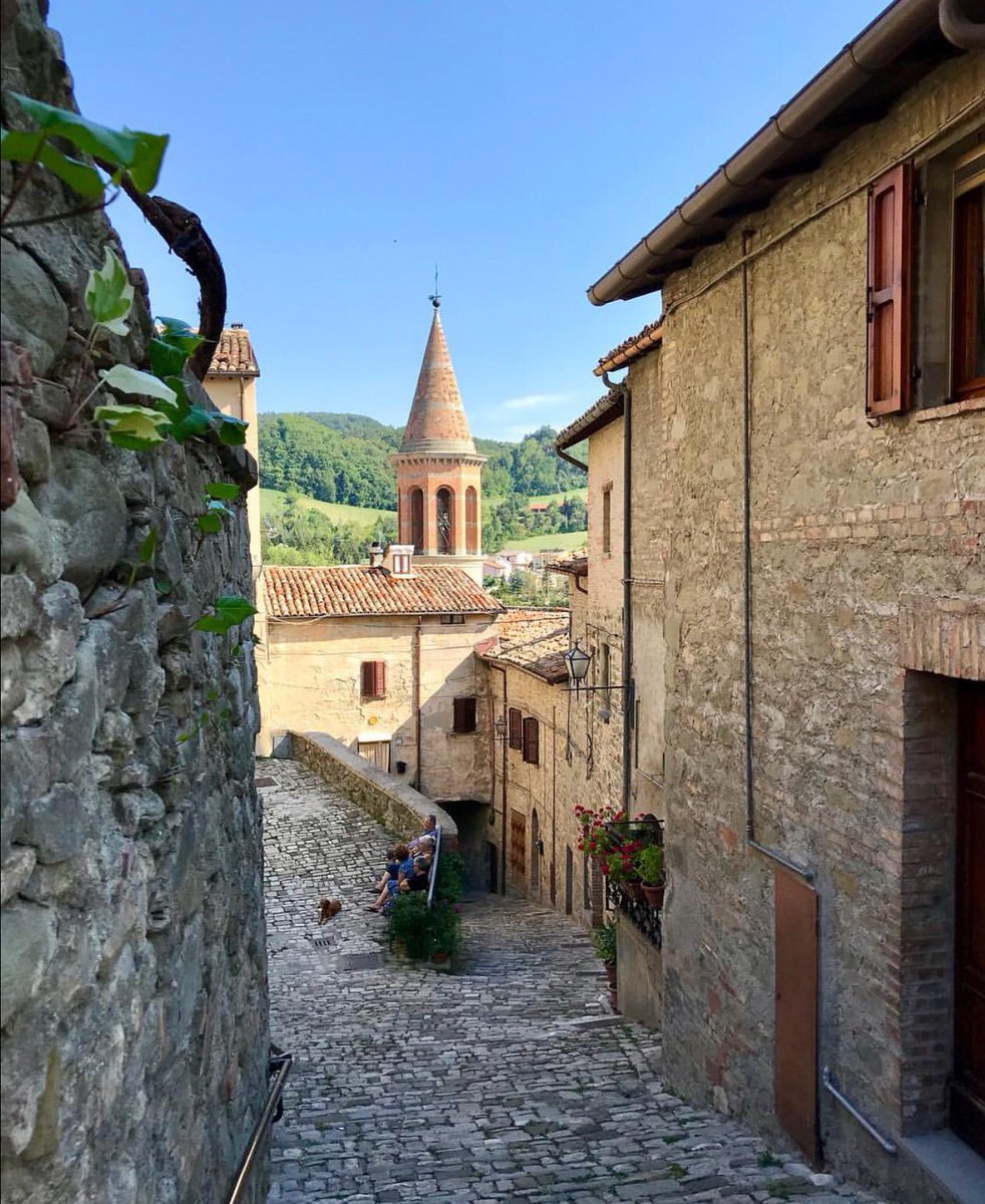 Have you ever been to Sant'Agata Feltria?
This little medieval village, not far from Rimini in the Italian region Emilia-Romagna, is a cultural and natural jewel well-known throughout Italy for the National White Truffle fair #visititalia #italialikealocal #santagatafeltria