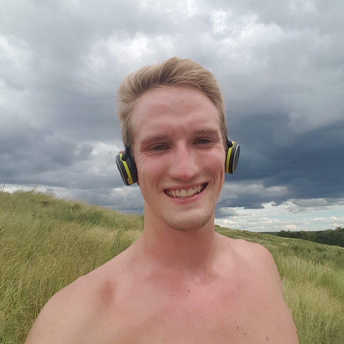 LukeHayesPT's tweet photo. Finished my 5 mile trail run just in time! ☁️🌩

#togodbetheglory 
#idecidewhatispossibleforme 
#OCR #ocrathlete #ocrtraining #athlete #crossfit #ninjawarrior #ultimatebeastmaster #race #run #runner #spartanrace #savagerace #toughmudder #terrainracing #warriordash https://t.co/N6VrXfSqcZ