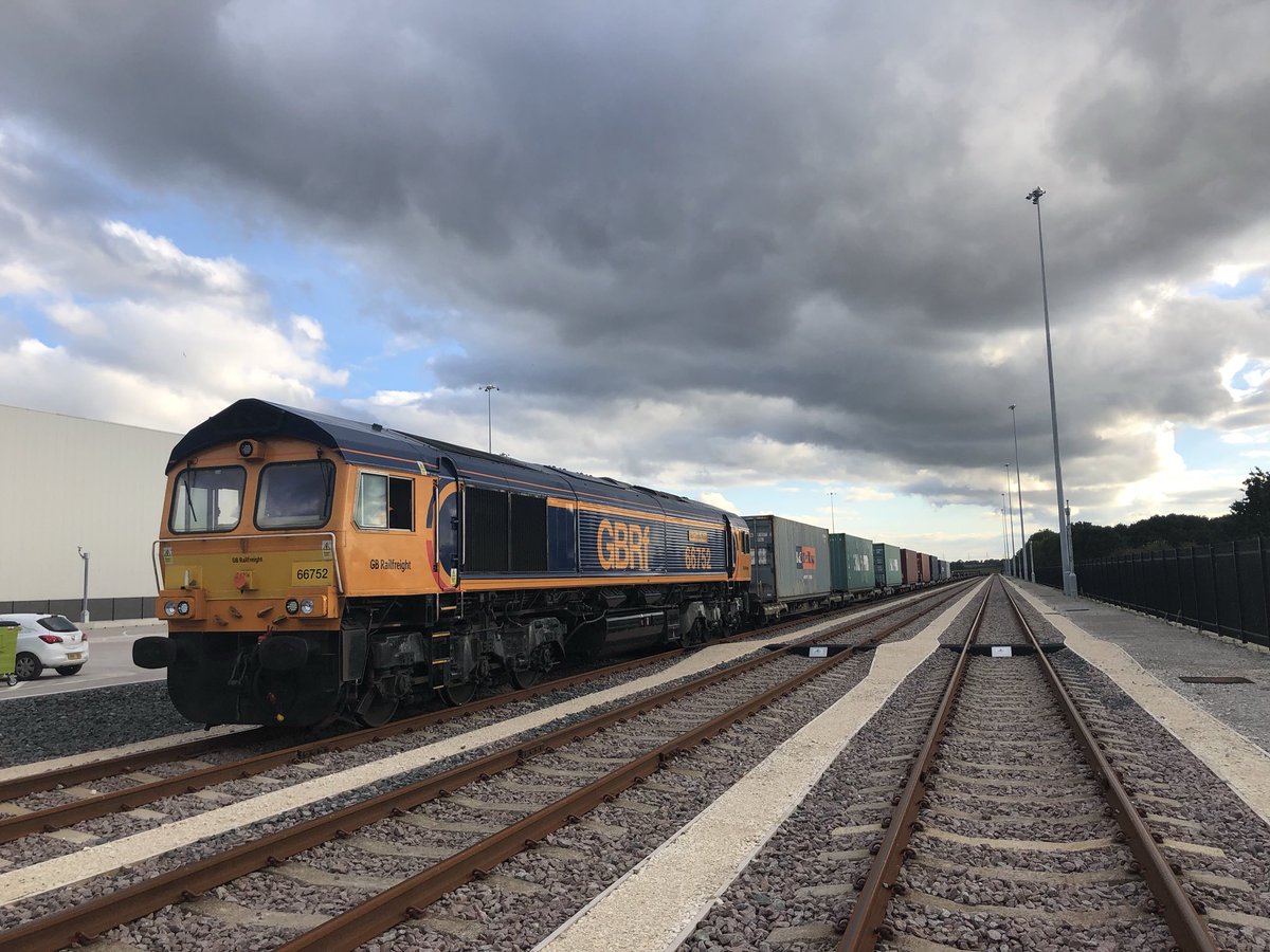 GBRailfreight's tweet photo. @GBRailfreight  is super proud to lead out the first revenue earning train from Doncaster IPort yesterday heading for Southampton. Another in a long list of first’s for GBRf this year #gbrf #class66 #bestyearyet #strengthtostrength #firstclassfreightoperator https://t.co/R7uceOu0Kd