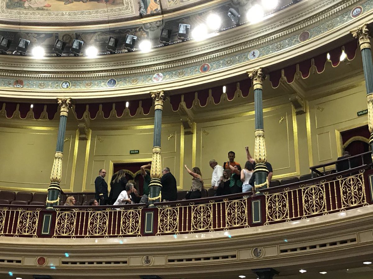 TatoPah's tweet photo. No s puede estar más llena d felicidad. La ciudadanía organizada hace HISTORIA y alza la voz en el Congreso para decir #SISEPUEDE
Años currando para #LeyViviendaPAH
La lucha, valentía y organización de las clases populares siempre es la vía.
#OrgulloPAH https://t.co/VSVdn3mYgo