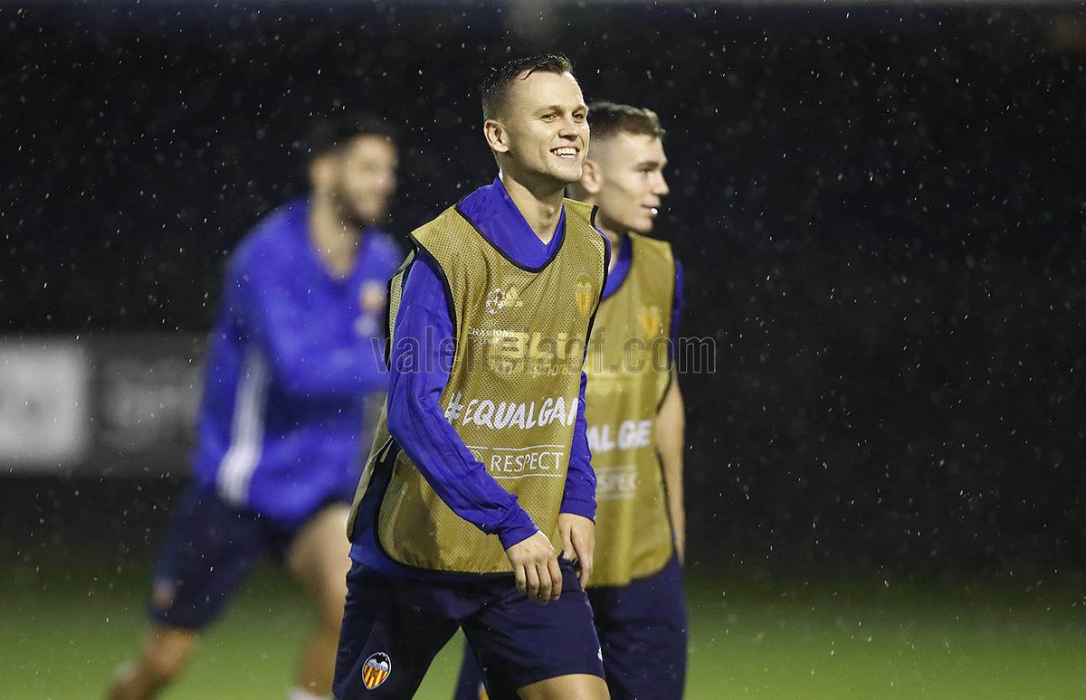 valenciacf's tweet photo. 🔛💯🦇

La plantilla, lista para el desafío de la @ChampionsLeague 💪🏽

➡️ https://t.co/ygjHAYoOKl

#VCFJuve #SomdeChampions https://t.co/W7kgrPeHrQ