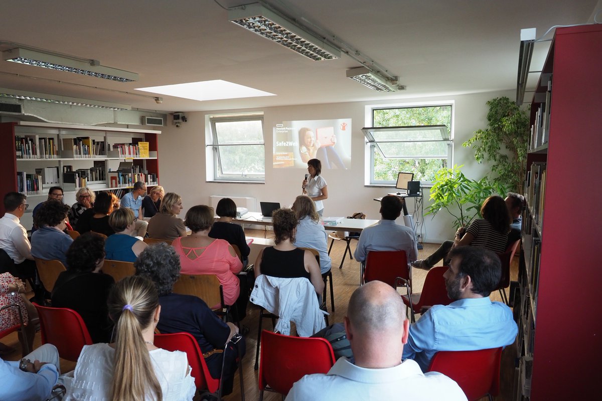 robertarusso68's tweet image. Grande pienone stasera per l&apos;incontro #Safe2Web presso la Bibioteca Valvassori Peroni @SMB.Milano ! Solo posti in piedi. E&apos; bello vedere tanto interesse da parte dei genitori nell&apos;approfondire queste tematiche! #cittadinanzadigitale @HPE_IT #coding