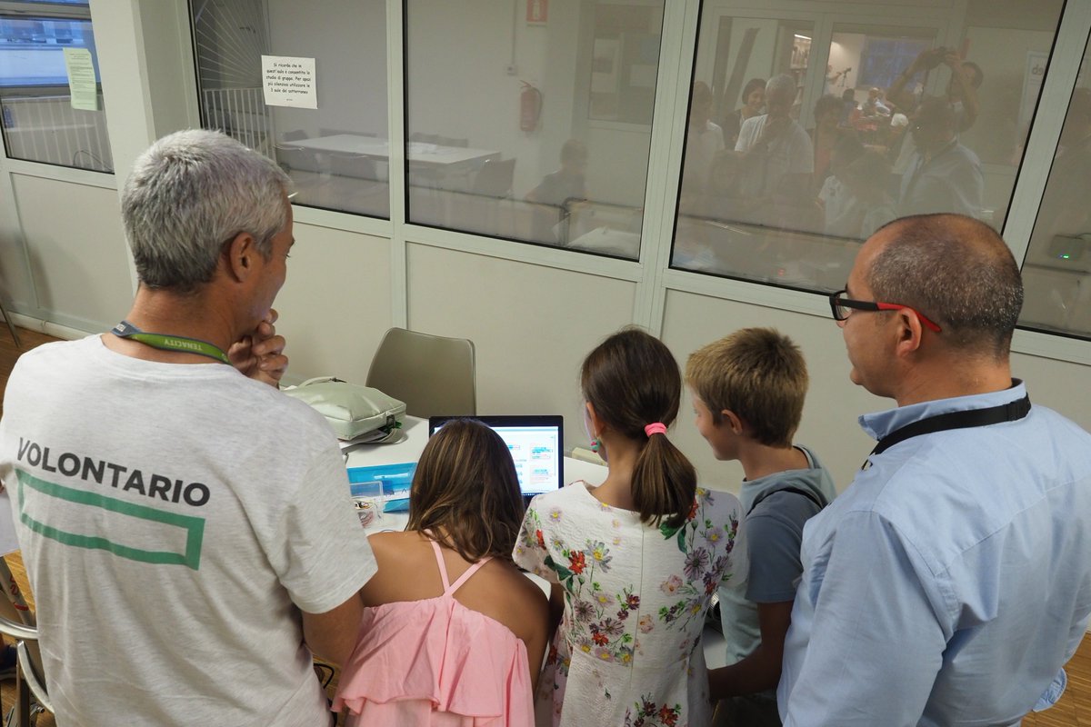 robertarusso68's tweet image. Grande pienone stasera per l&apos;incontro #Safe2Web presso la Bibioteca Valvassori Peroni @SMB.Milano ! Solo posti in piedi. E&apos; bello vedere tanto interesse da parte dei genitori nell&apos;approfondire queste tematiche! #cittadinanzadigitale @HPE_IT #coding