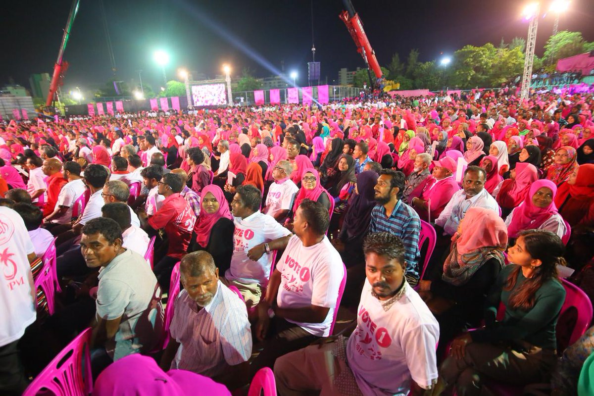 Shiyamaldives's tweet photo. Alhamdlillahi.  Raees Yameen ge tharaqqee dhivehi lobuvethi rayyithun qabool kuravva dhevana dhaureh emanikfaanah dhevvan thayyaarah thibbevikan mirey yageen kohdhevvaifi In Sha Allah.  
#YameenShaheem2018 #ProgressShared #EkakaEkeeEmmen https://t.co/SrnnkpaS98