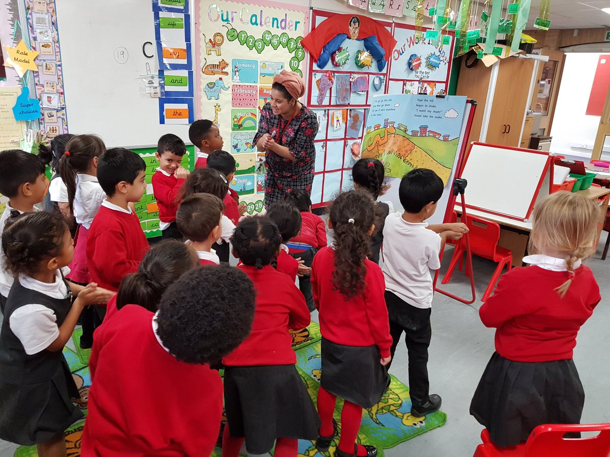 MissIsmailKMPA's tweet photo. The Skylarks have started their shared reading journey. We are so excited! 🤗🤩📖📖 #teachingreadingskills #lovereading #printconcepts #KTC @kestrelsfield @AnnSmalberger https://t.co/p3yeYb6Mok