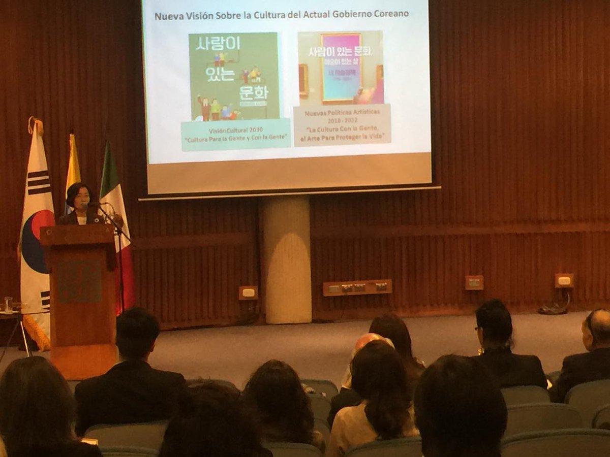 teatromayor's tweet photo. Hyun-Mee Yang, presidenta de #KACES, Ministerio de cultura, turismo y deporte de Corea, es la primera ponente de la segunda parte del #ForumDeCulturaYDesarrollo y nos habla sobre la visión de la cultura en el nuevo gobierno coreano. https://t.co/mcLhRhqG2B