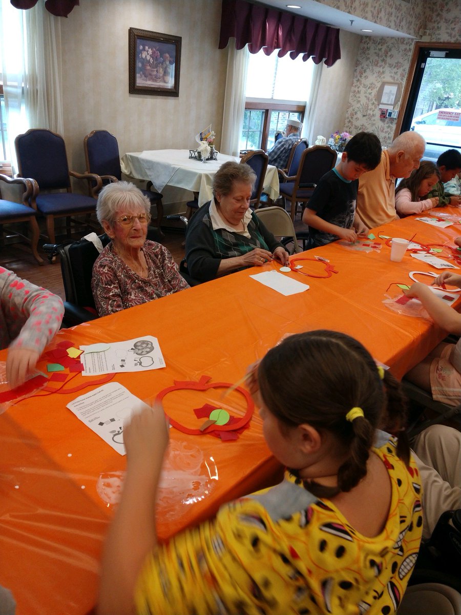 StElizabethHC's tweet photo. Craft with the kids! #school #pinpal https://t.co/iREybNVFGW