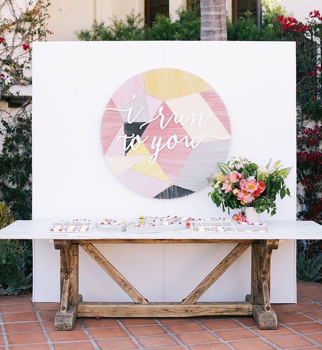 Some_Turquoise's tweet image. We love telling a story through a fabulous seating display. This runner couple added personality via an amazing display by #BackUpBackdrops, @amorology weddings and #LauraMadeIt 
// photo: #BrandonKidd // via: @GreenWeddingShoes bit.ly/2Ps4j6b