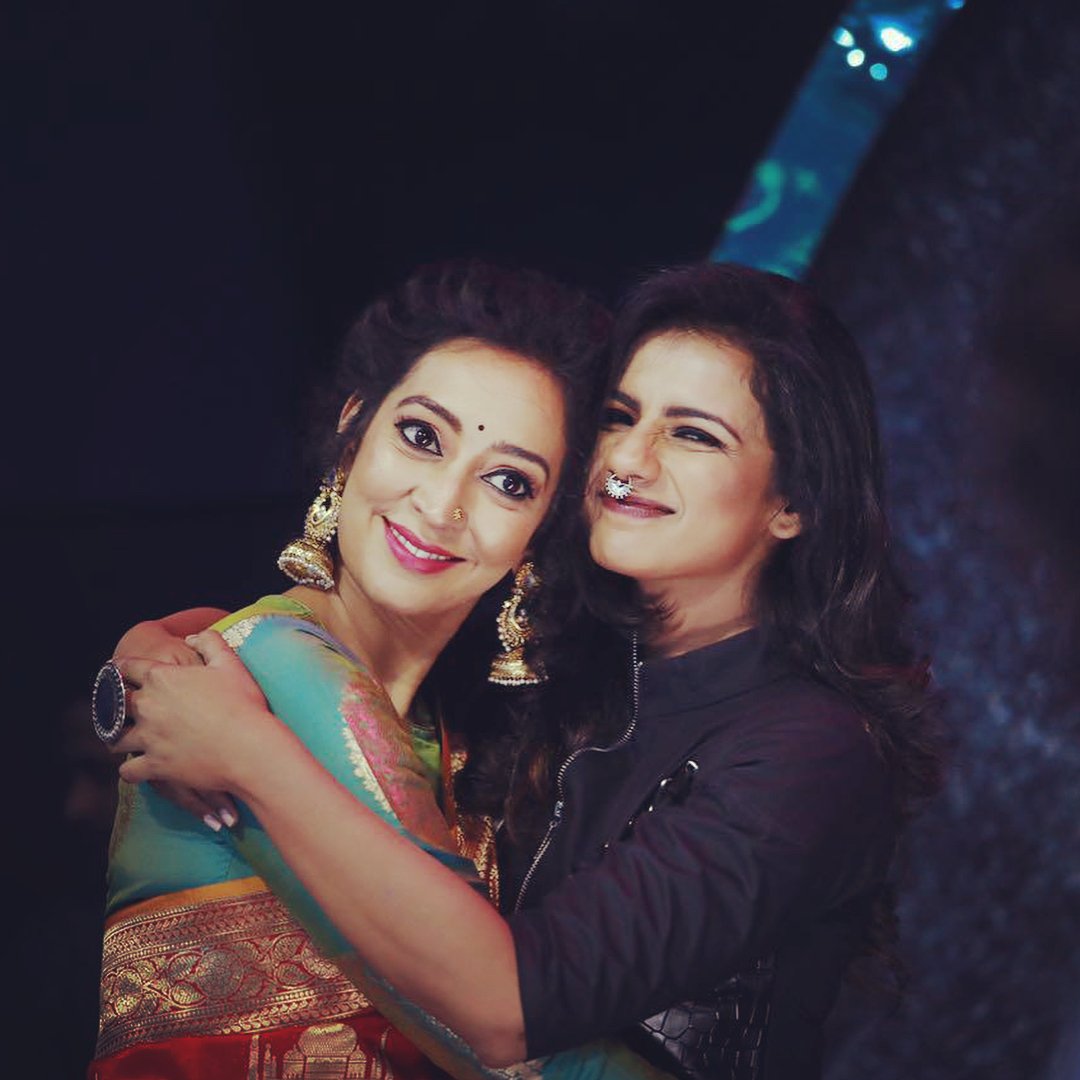 MayuriUpadhya's tweet photo. Masti time... With @sruthihariharan
Photographer - #RaghavPhotography
@ColorsSuper #ChoreographerMemories #MasterDancer #BehindTheStage #DanceJudge #RealityLife #RealityShow #ChoreographerDiaries @ColorsKannada #BehindTheDance https://t.co/5E1qpxrqAm