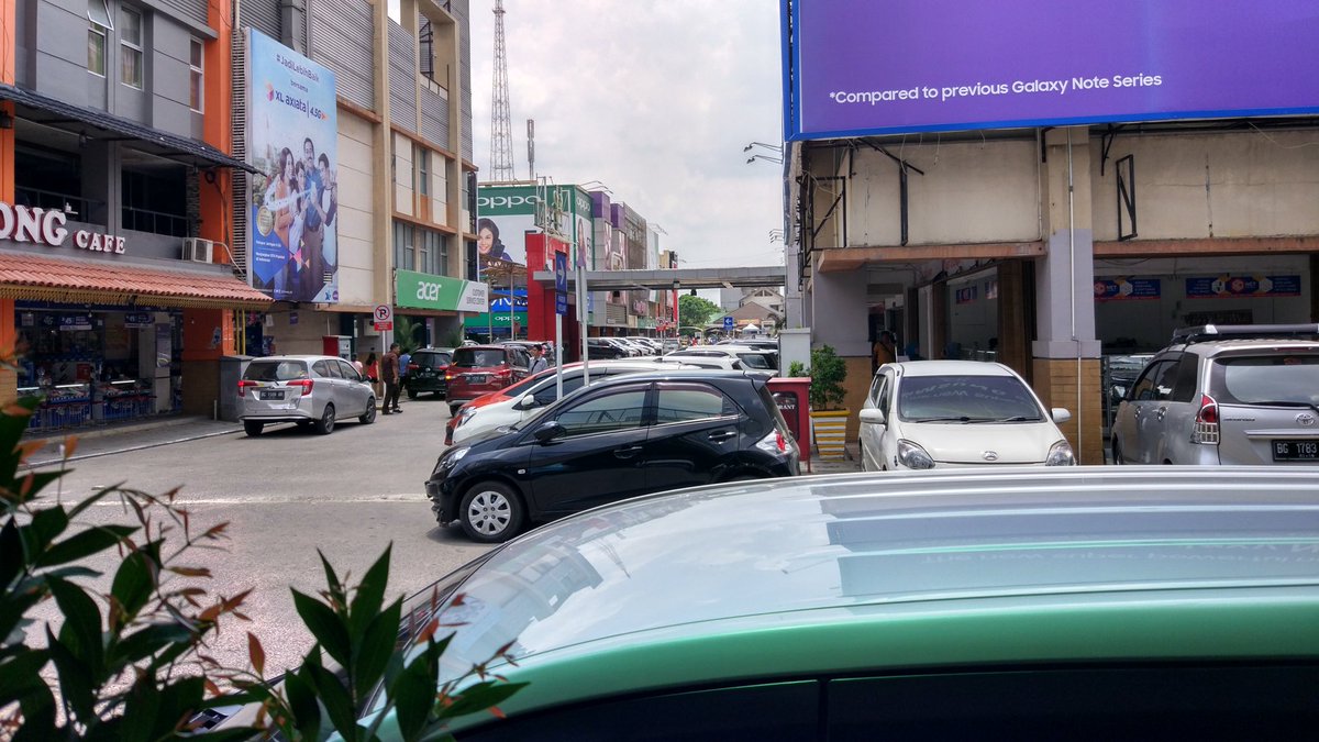 Nongkrong dulu ngopi2... Sambil tengak tengok... 😁