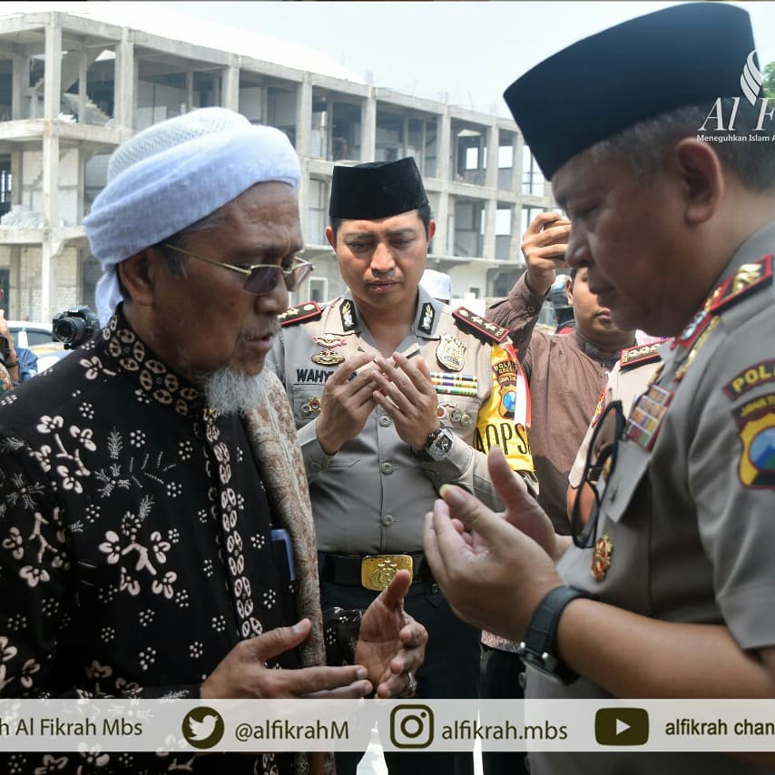 AlfikrahM's tweet photo. Pagi tadi (Rabu, 26 Juni 2018), Kapolda Jatim bersilaturrahim ke ndalem Syaikhuna. 
Simak lengkapnya di 
https://t.co/YAGT9S0nJ1

#santrisuci #santrinekyaimasbuhin #mambaussholihi https://t.co/xwLs40zjdT