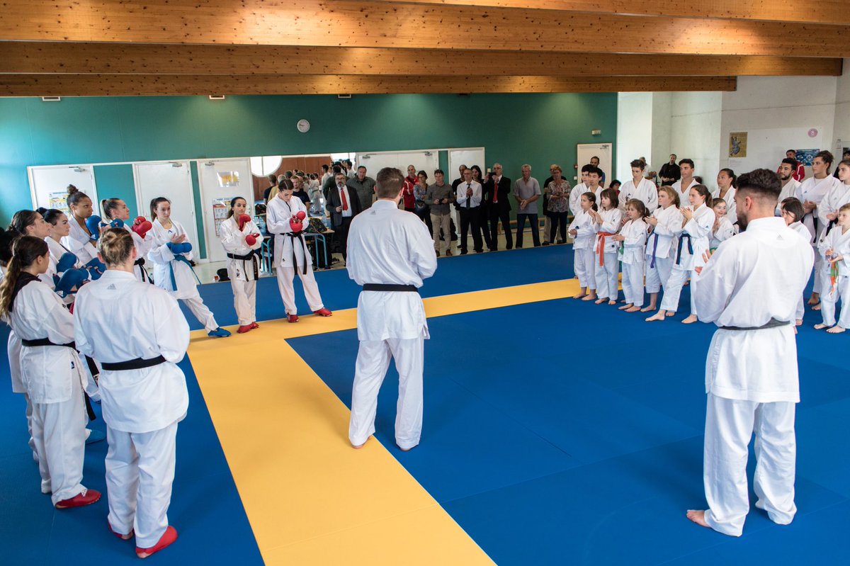FFKaraté (@ffkarate) on Twitter photo 📸 Entrainement, échange et dédicaces pour les jeunes licenciés de la Ligue <a href="/BretagneKarate/">Ligue Bretagne de Karaté</a> ce mardi à Quiberon lors du stage de l’équipe de france féminine en préparation pour les mondiaux ! 🤝
#FranceKarate 🇫🇷🥋
#KarateMadrid2018 🇪🇸 📸 Entrainement, échange et dédicaces pour les jeunes licenciés de la Ligue <a href="/BretagneKarate/">Ligue Bretagne de Karaté</a> ce mardi à Quiberon lors du stage de l’équipe de france féminine en préparation pour les mondiaux ! 🤝
#FranceKarate 🇫🇷🥋
#KarateMadrid2018 🇪🇸