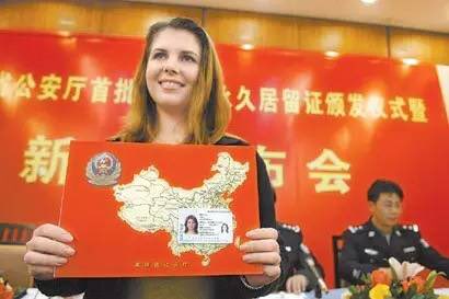 fangshimin's tweet photo. 发给驻华外国人的“中国绿卡”上面的中国地图也缺了藏南和阿克赛钦���区，好意思指责瑞典电视台？ https://t.co/XZwkehuy5g
