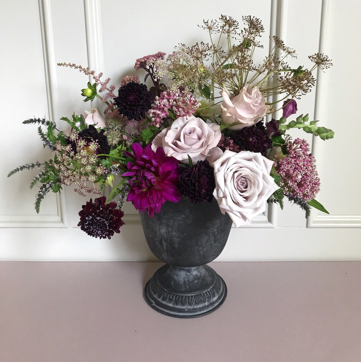 Soft hues of lilac to rich aubergines...🌿

#wildforflowers #urnstyle #tablecentres #embracingtheseasons #floralarrangement #wildandwonderous #stylingtheseasons #aseasonalshift #myfloraldays #floraldesigner #weddingflorist #eventflorist #ultraviolet #dsfloral #botanicalpickmeup