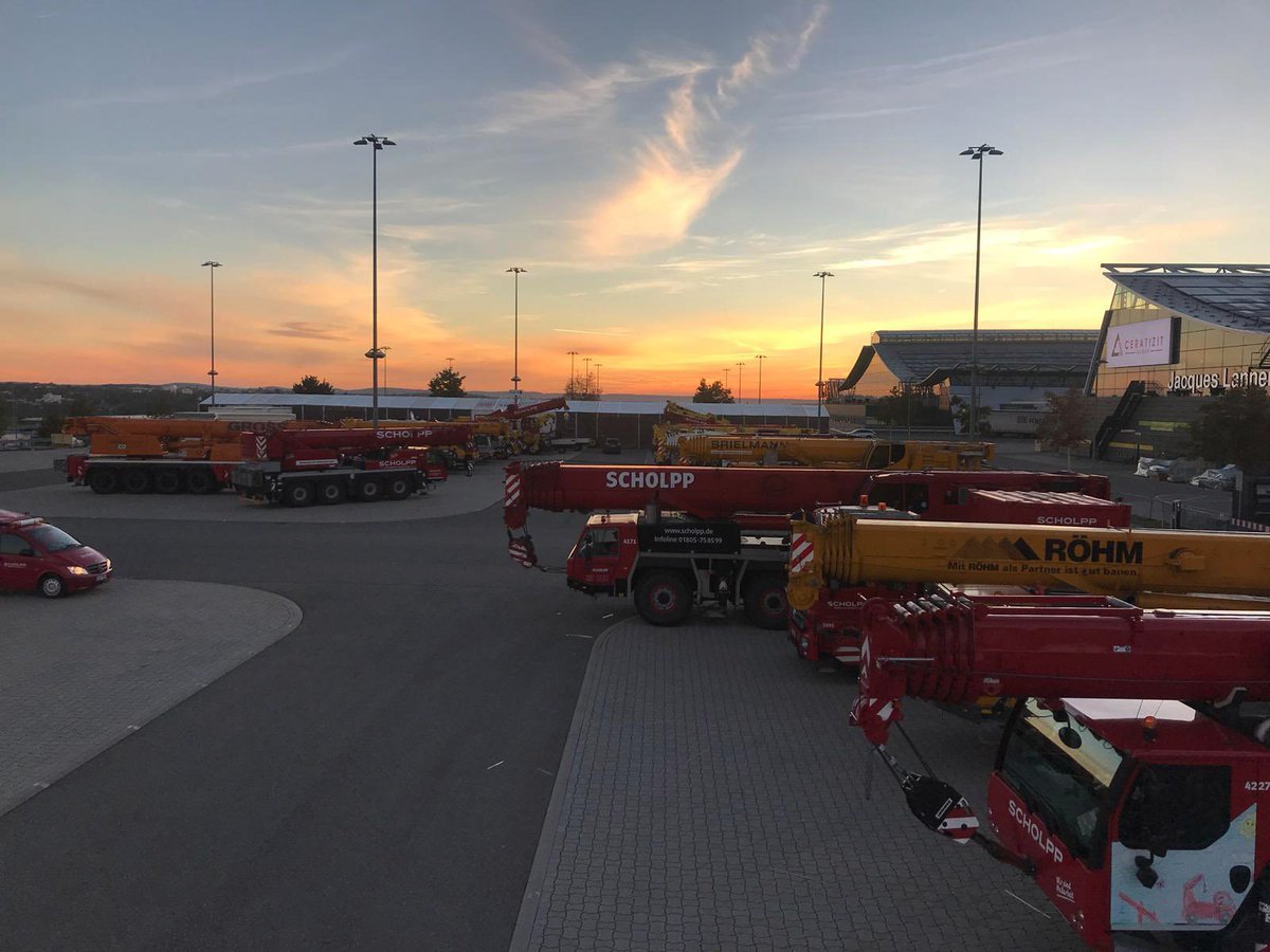 Messe_Stuttgart's tweet photo. Guten Morgen! Abbau der #AMB18 geht auch am Mittwoch weiter. Die XXL-Autokräne stehen bereit. #MesseStuttgart #Messeleben #Autokran #Mobilkran #Stuttgart #Kran #Sonnenaufgang #Morning #Scholpp #Abbau https://t.co/xkx1jwWLiY