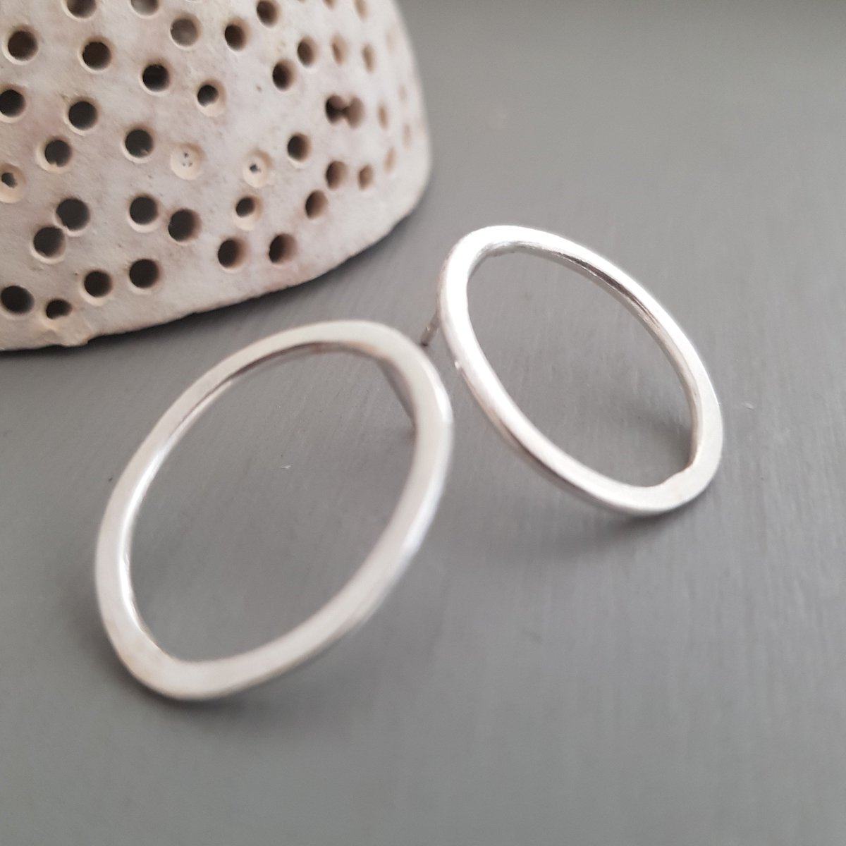 Organic Style Sterling Silver Oval Stud Earrings
etsy.com/uk/listing/632…
Great gift for friends this Christmas
#christmasgifts #studs #earrings #stockingfillers #womensearrings #earlybiz #craftbuz #womeninbiz #londonislovinit #etsyshop #devonjewellery