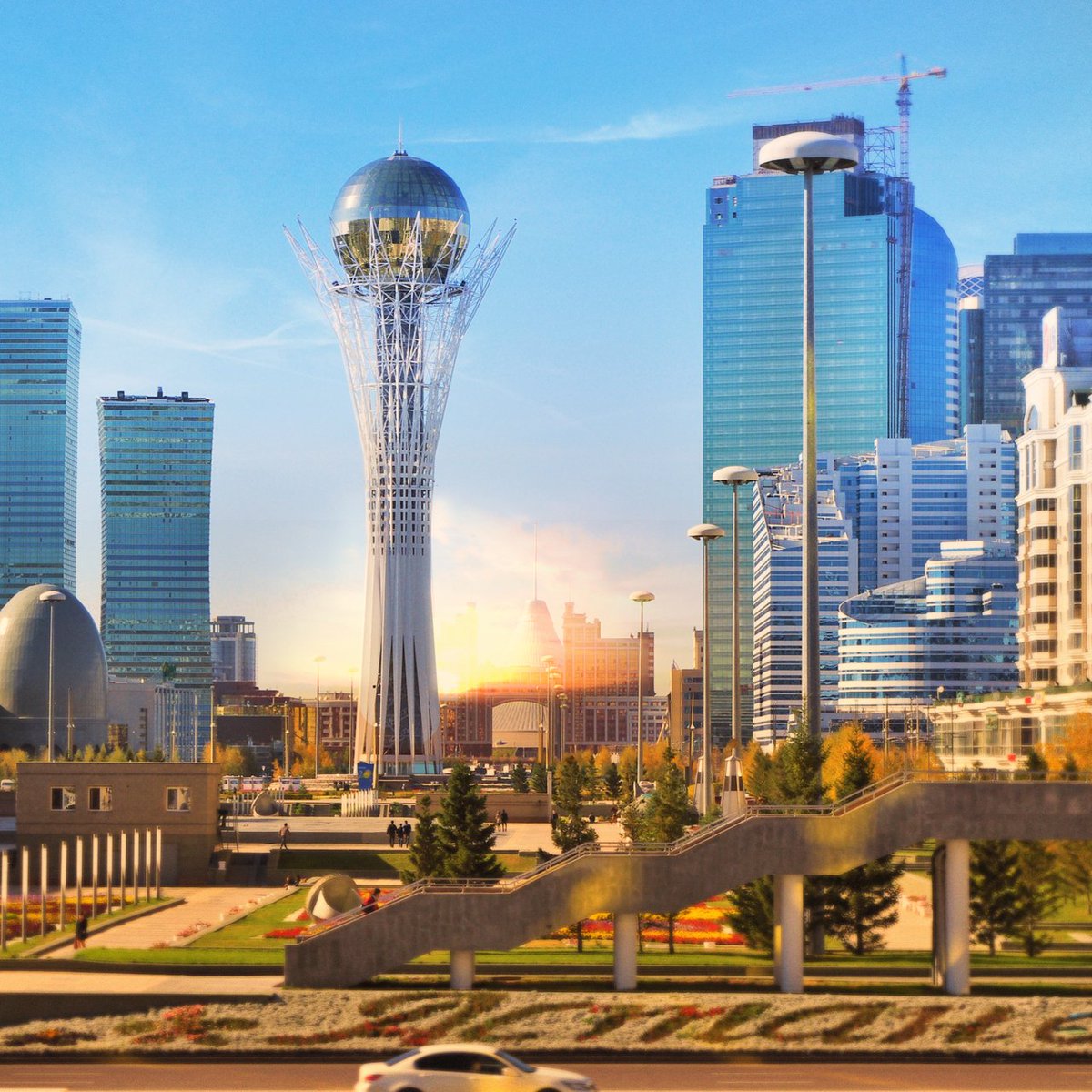 #ArchitectureLovers 
La Torre Bayterek fue diseñado por Norman Foster y es uno de los monumentos  principales de Astaná, Kazajistán: La edificación es una torre trenzada blanca que representa el mítico árbol de la vida y remata en un globo que simboliza una leyenda kazaja.