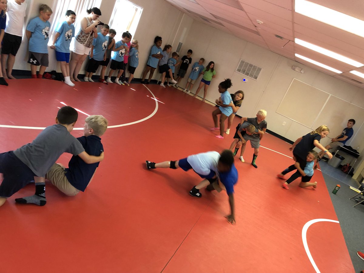 MichaelFries6's tweet photo. Nothing like a little live wrestling to end the day!! These kids are improving every practice and working so hard, I’m very proud of them all! #thebearden #LegendAthletics #obewrestling #Friestrained https://t.co/AaPeILfNXq