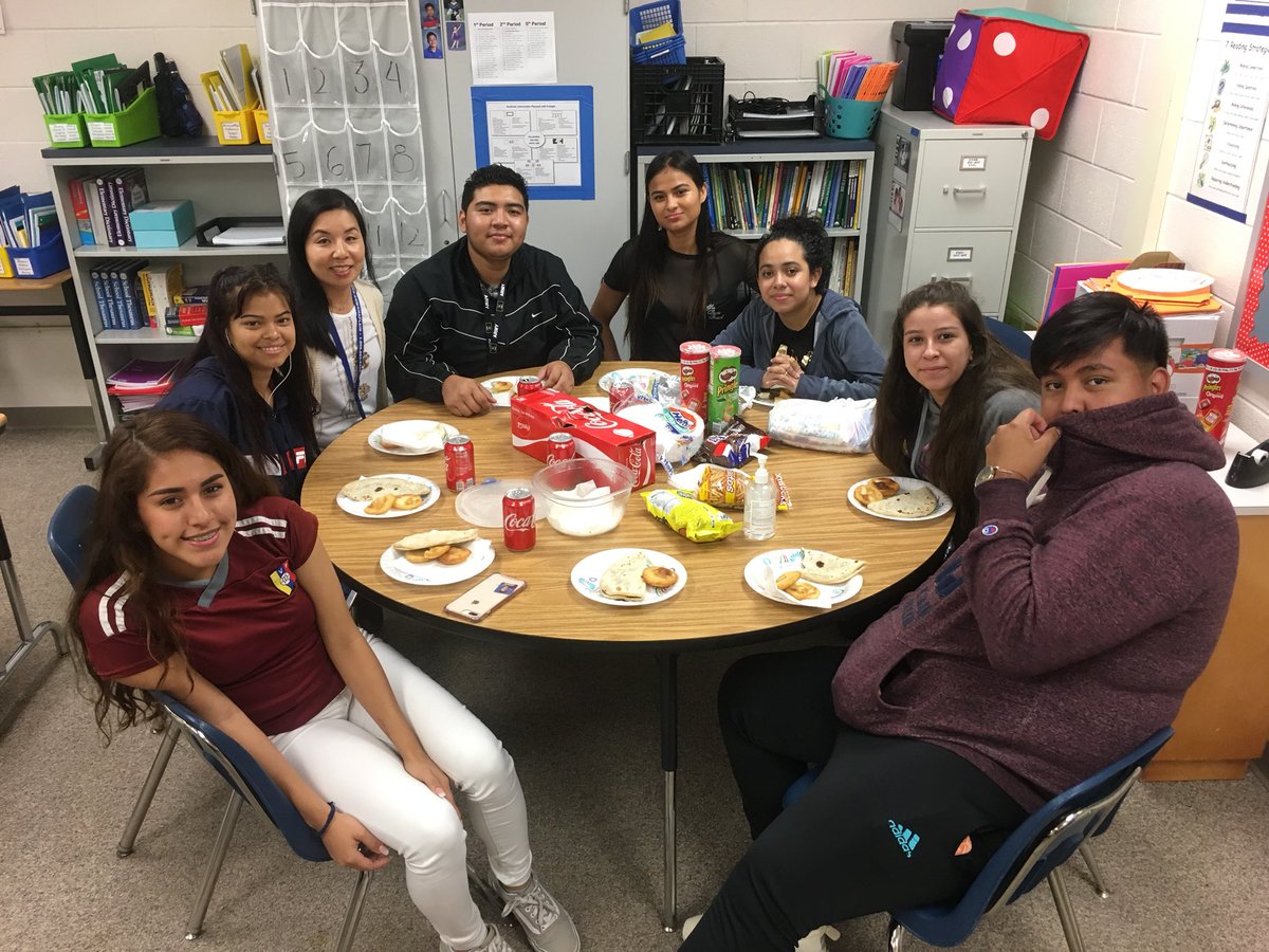 MrsSaraChae's tweet photo. My 6th period feasted on baleadas (traditional food from Honduras) and arepas (traditional food from Venezuela)! So good! #ilovemyjob #multiculturalmeal https://t.co/bcaWVl1LH1
