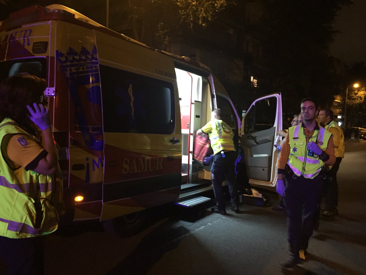 EmergenciasMad's tweet photo. .@SAMUR_PC atiende en #Villaverde a varón de 21 años con al menos cinco heridas por arma blanca, en tórax y cuello. Trasladado muy grave al Hospital Gregorio Marañón. @policiademadrid colabora con los servicios de emergencias.@policia investiga https://t.co/NOFLrgjiyh