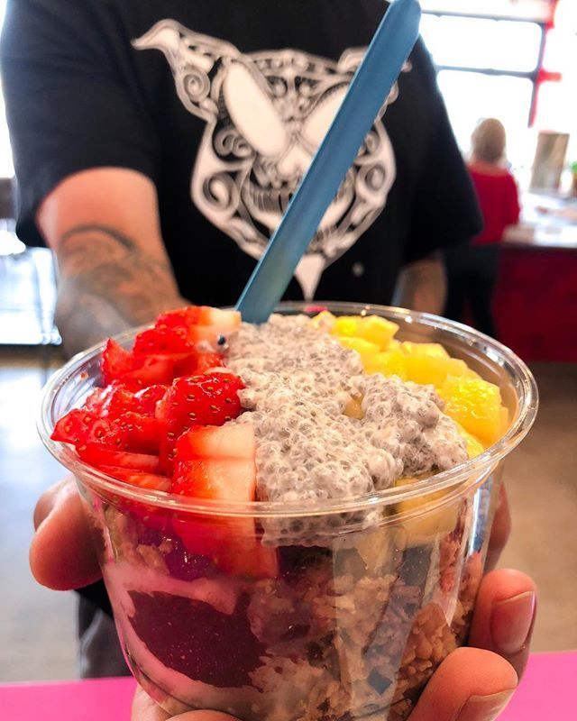 bolcupop's tweet photo. Our bowls are @diadelospuercos approved! 🤙🏽😋🍓🍌 Thanks for stopping by! | #acaibowl #acai #riversideca #riversidefoodlab #foodie #iefoodie #heakthy #chiapudding #diadelospuercos #iefood #inlandempire https://t.co/4Gc4k4G8n5 https://t.co/sYXU56jPnm