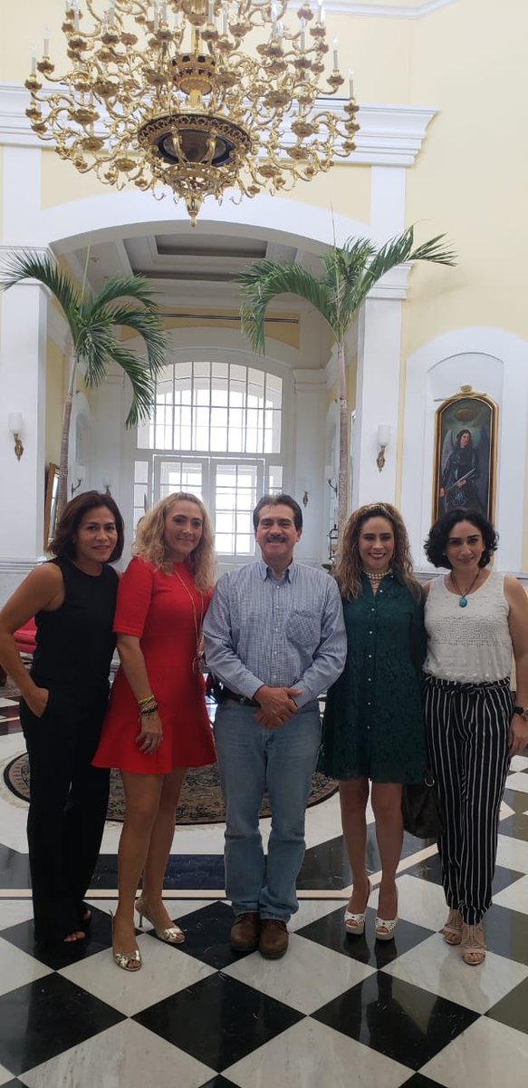 EvaristoHdzCruz's tweet photo. Con aprecio saludé este martes a @Canton_Elita quien junto a sus amigas continúan festejando las fiestas patrias. Gracias por las palabras de aliento y el gran ánimo que me contagian para continuar en la lucha por un mejor Centro. https://t.co/0aln19tazH