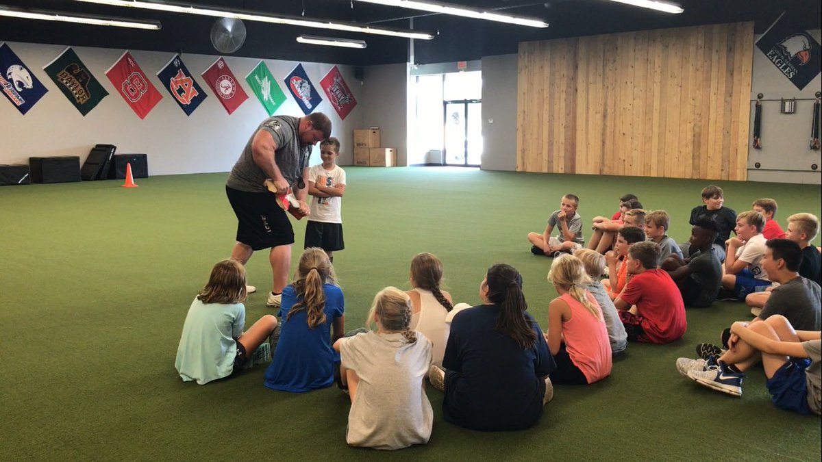 AthEliteNation's tweet image. CHARACTER BUILDING... Driving home the message through feats of 🏆STRENGTH 💪 🏋️#CREELS #AthEliteNation #EliteSportsTraining #BeElite #champions #character