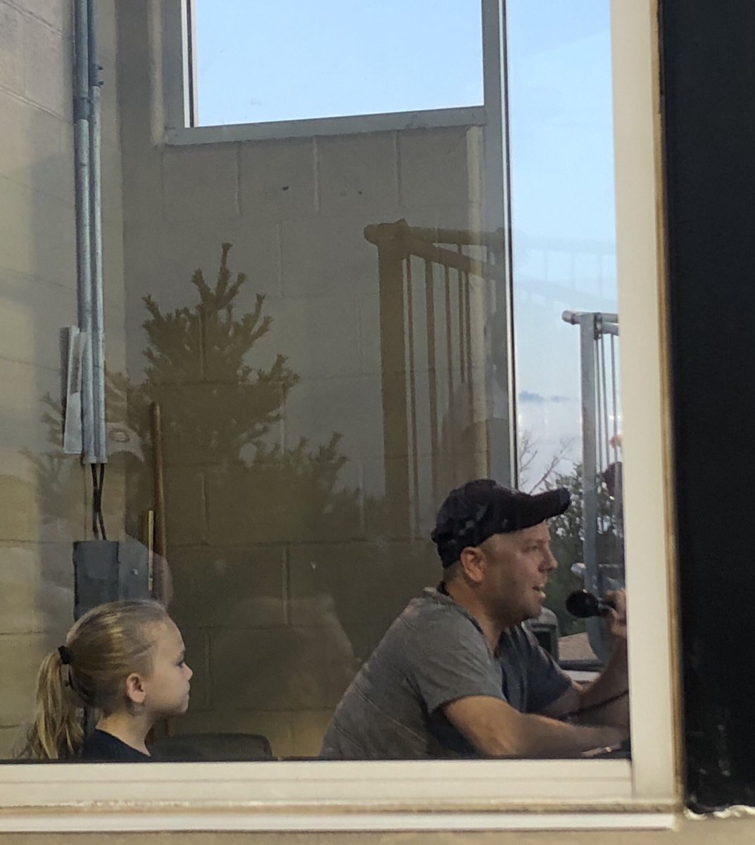 brenbrea2's tweet image. Look who’s announcing our seniors. Tiny human even came along!  #1ness ☝🏻@SCHSsoftball1