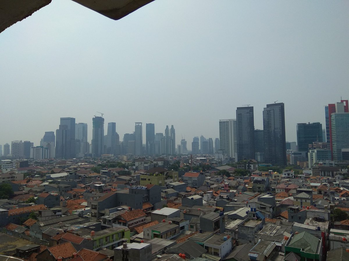 djokouniversal's tweet photo. Kehidupan di jakarta emang pelik https://t.co/overae4sXD