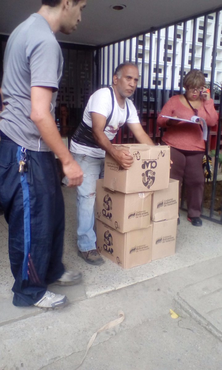 ClapMAC1's tweet photo. Clap Manuel Antonio Carreño haciendo entrega del beneficio Clap; Agradeciendo las Políticas implementadas por nuestro Presidente constitucional de la República Bolivariana d Venezuela @NicolasMaduro @FreddyBernal @YepfriArguello @nicolasgpsuv @SierraCarlosVEN  #SoyComunicadorClap https://t.co/D9RAEF4APS