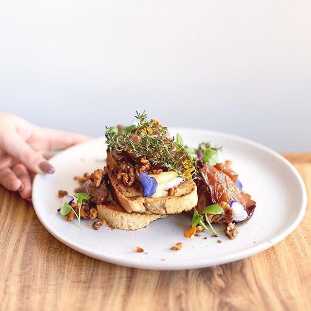 | IGGY AZALEA |
.
Who says toast has to be boring. Check out this fancy toast with grilled brie, brown sugar roasted pears, honey walnuts and fried thyme
📷 // <a href="/morgansette/">Morgan ☀️</a> ift.tt/2xGImJe