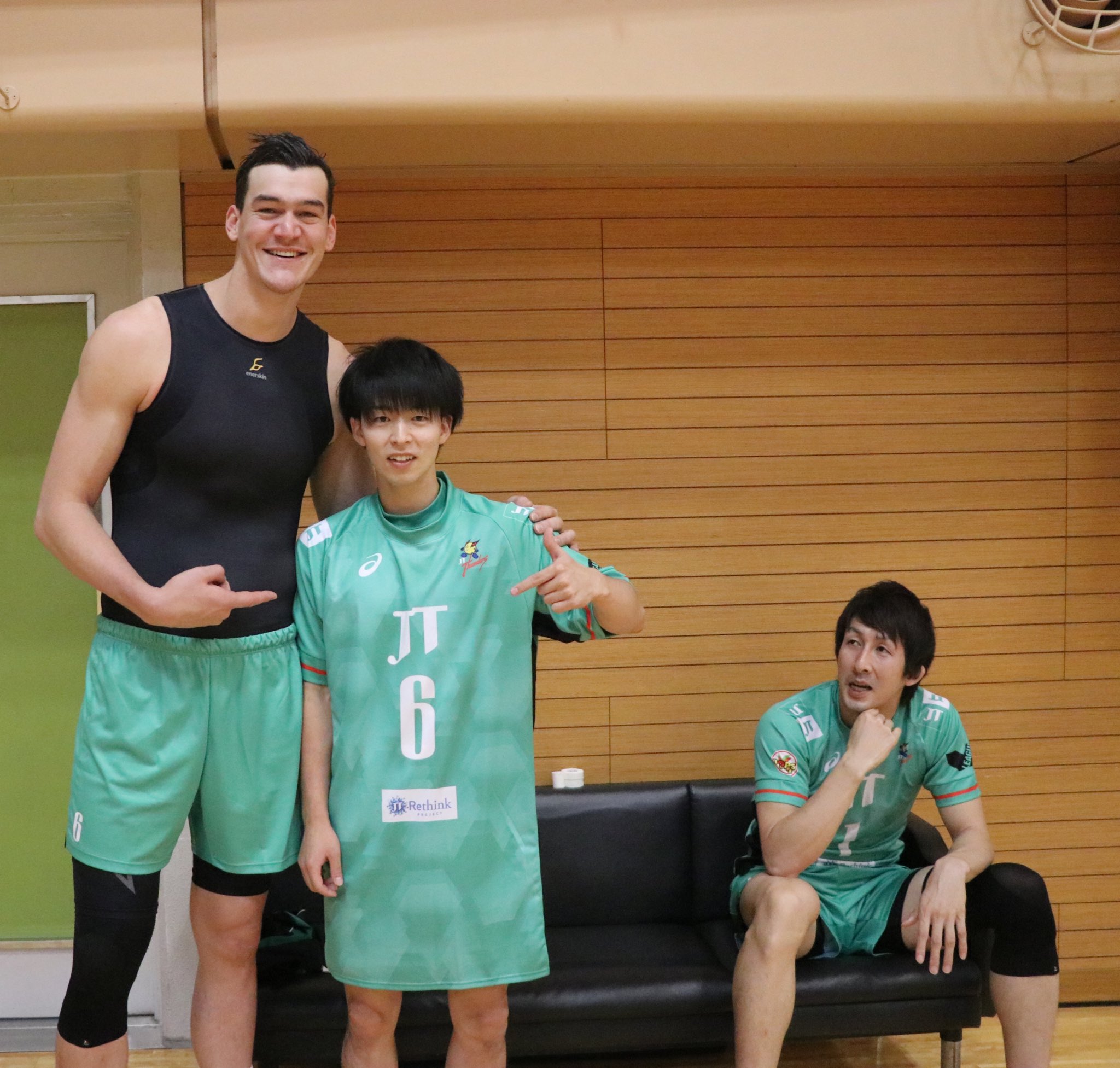 Jeremy Brahm Uniwatch Volleymob Philhecken Thunders Jt Thomas Edgar S 7ft Tall Uniform On His Teammate Wataru Inoue 5ft 7in Twitter