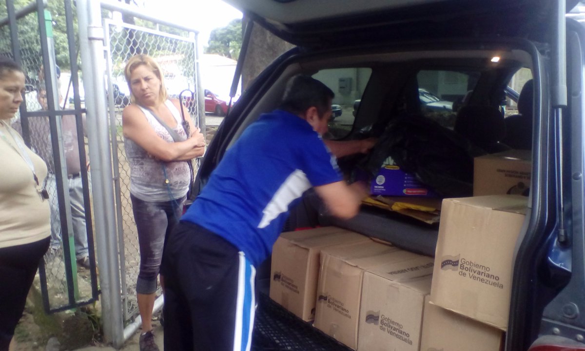 ClapMAC1's tweet photo. #SoyComunicadorClap #ParaisoActivo Clap Manuel Antonio Carreño haciendo entrega del beneficio Clap; Agradecidos con las Políticas implementadas por nuestro Presidente constitucional @NicolasMaduro hombre de lucha! En defensa de nuestra soberanía e independencia @FreddyBernal 👊💪 https://t.co/mYH2js0kIk