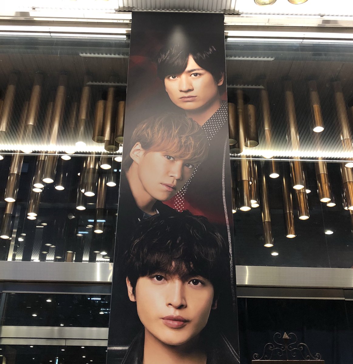 kis_ta's tweet photo. 昨日ドリボに友達と参戦したんやけど周りがざわついてて何かなと思って後ろみたらジャニーさんが座ってた！！！！ほんまにびっくりしたし写真と全く同じ感じで帽子かぶってはってサングラスではなかったけど黒のメガネしてはった！終わる前に帰らはったけど大物オーラすごいしある意味神席やった🙈💕 https://t.co/9Bwi3TnVbJ